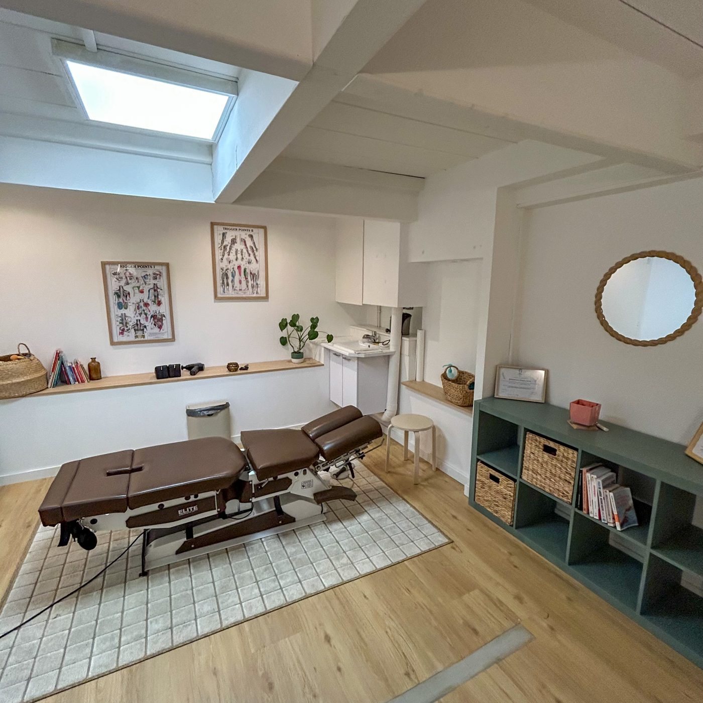 La salle de consultation : table de chiropraxie, parquet clair et lumière naturelle