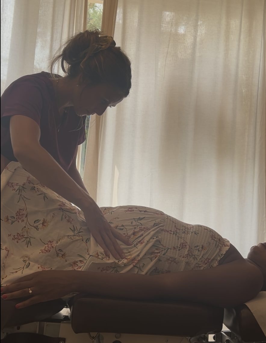 Séance avec une femme enceinte allongée sur le côté