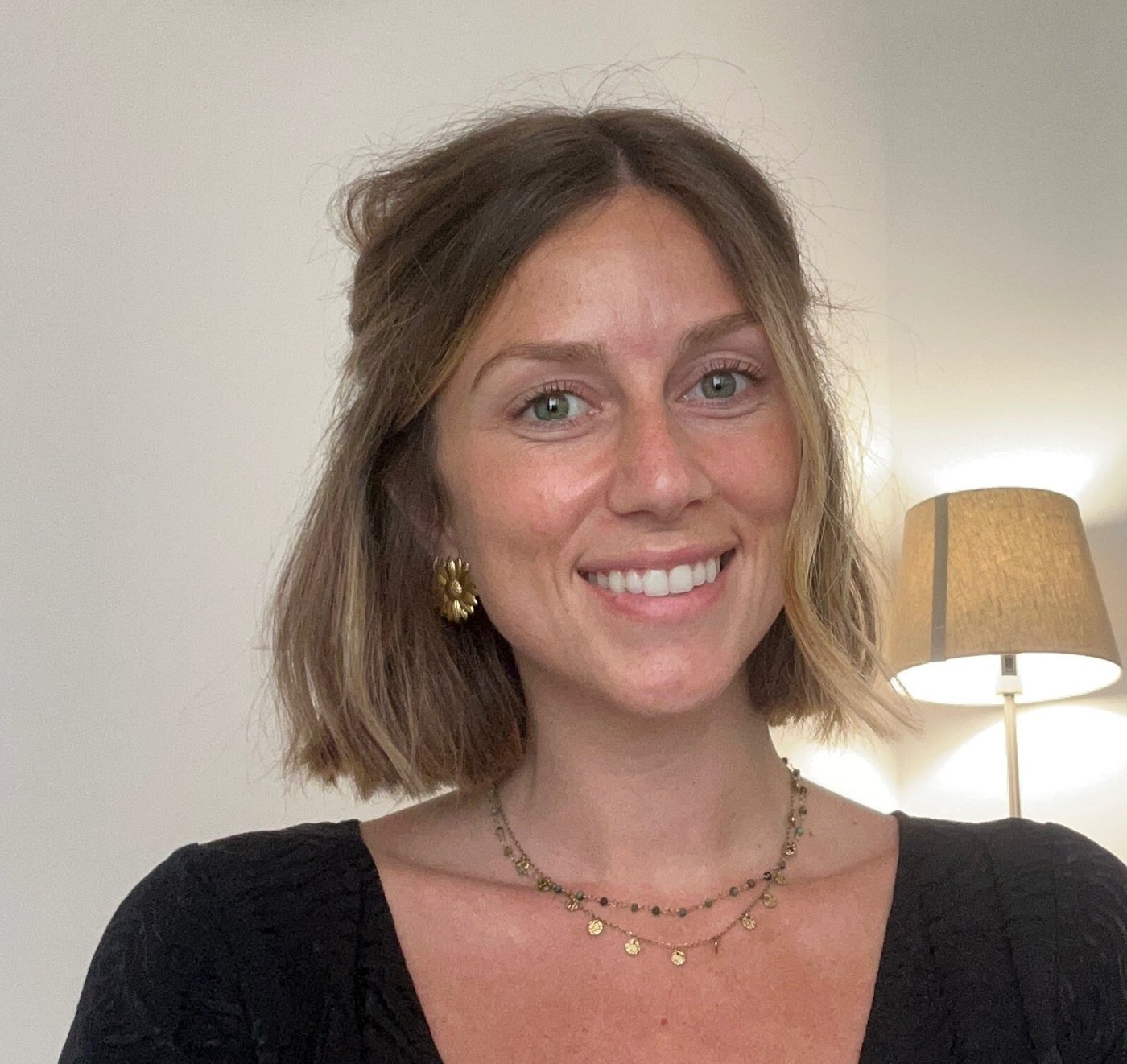 Portrait de Laura Rivallan, souriante, dans son cabinet